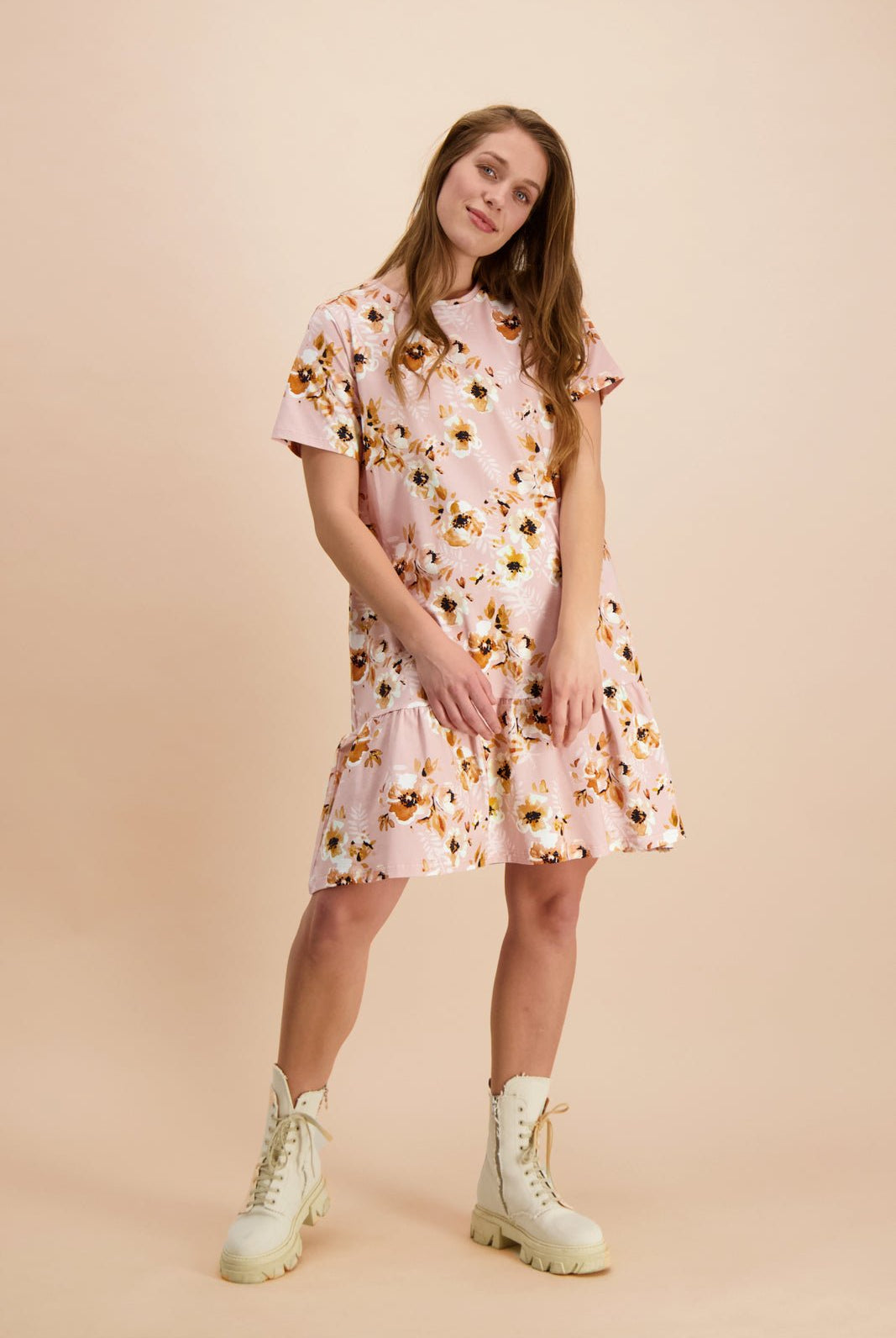 Naisten vaaleanpunainen puuvillamekko kukkakuviolla