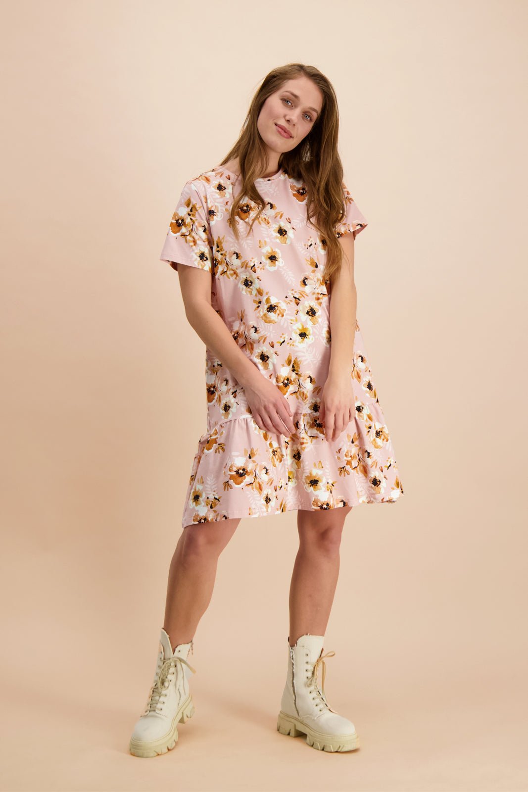 Naisten vaaleanpunainen puuvillamekko kukkakuviolla