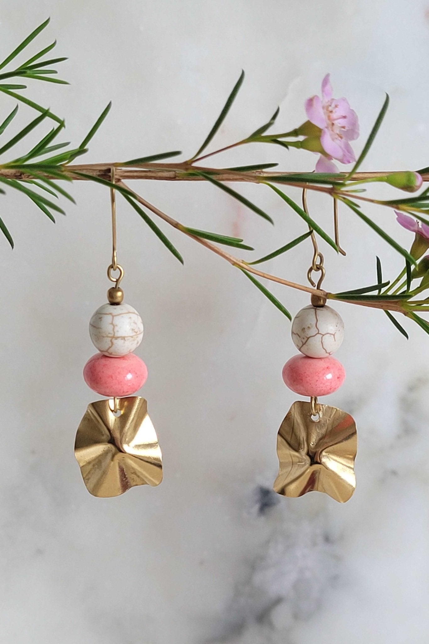 Nepalissa käsintehdyt messinkiset naisten korvakorut