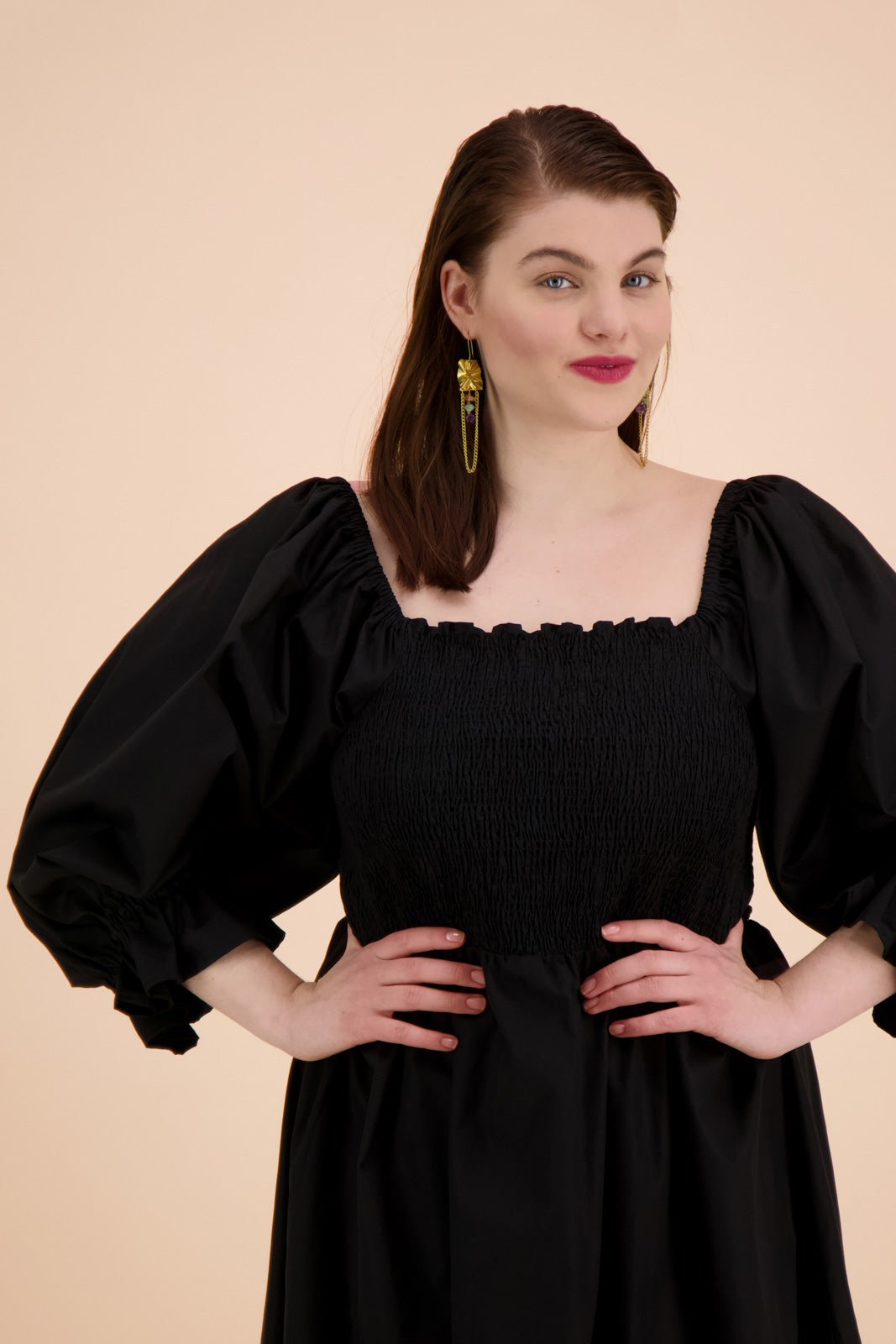 Naisten musta puhvihihainen midi-mittainen mekko | modelheight:162, size:M