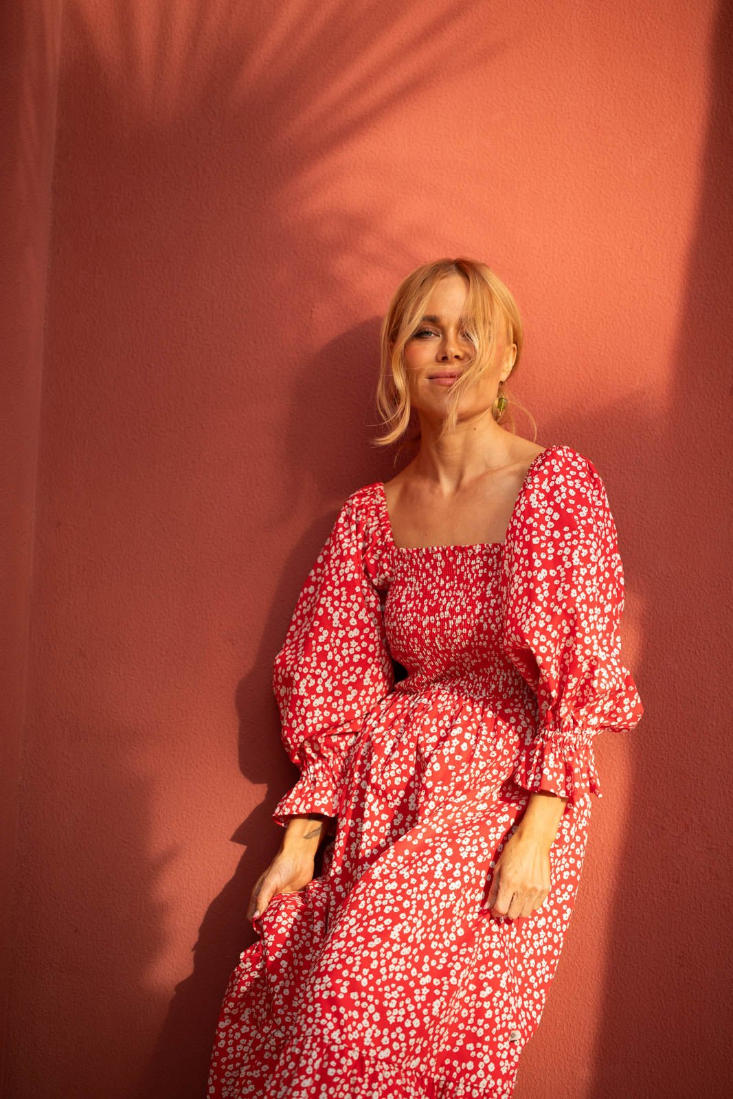 Naisten punainen puuvillamekko kukkakuviolla