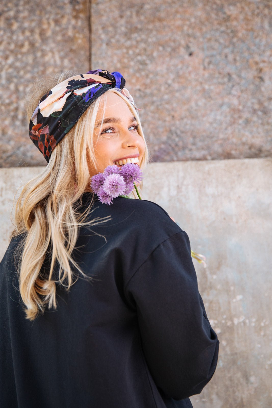 Naisten mustakukallinen huivi