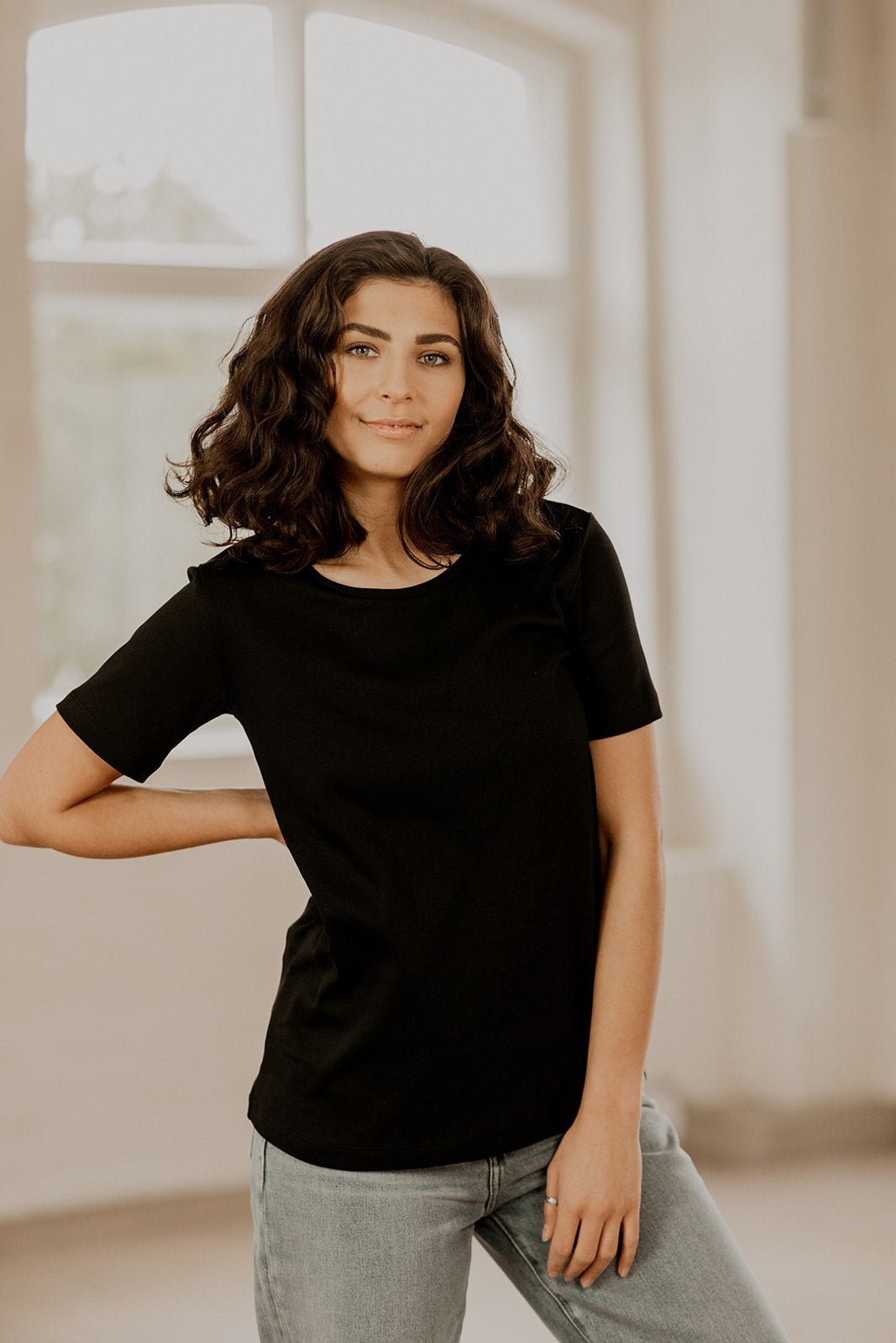 Naisten musta puuvillainen t-paita