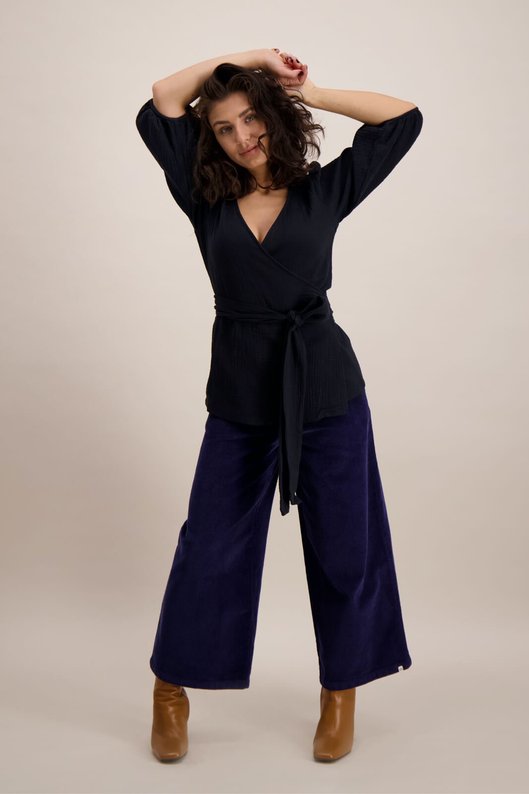 Naisten musta musliininen kietaisupaita