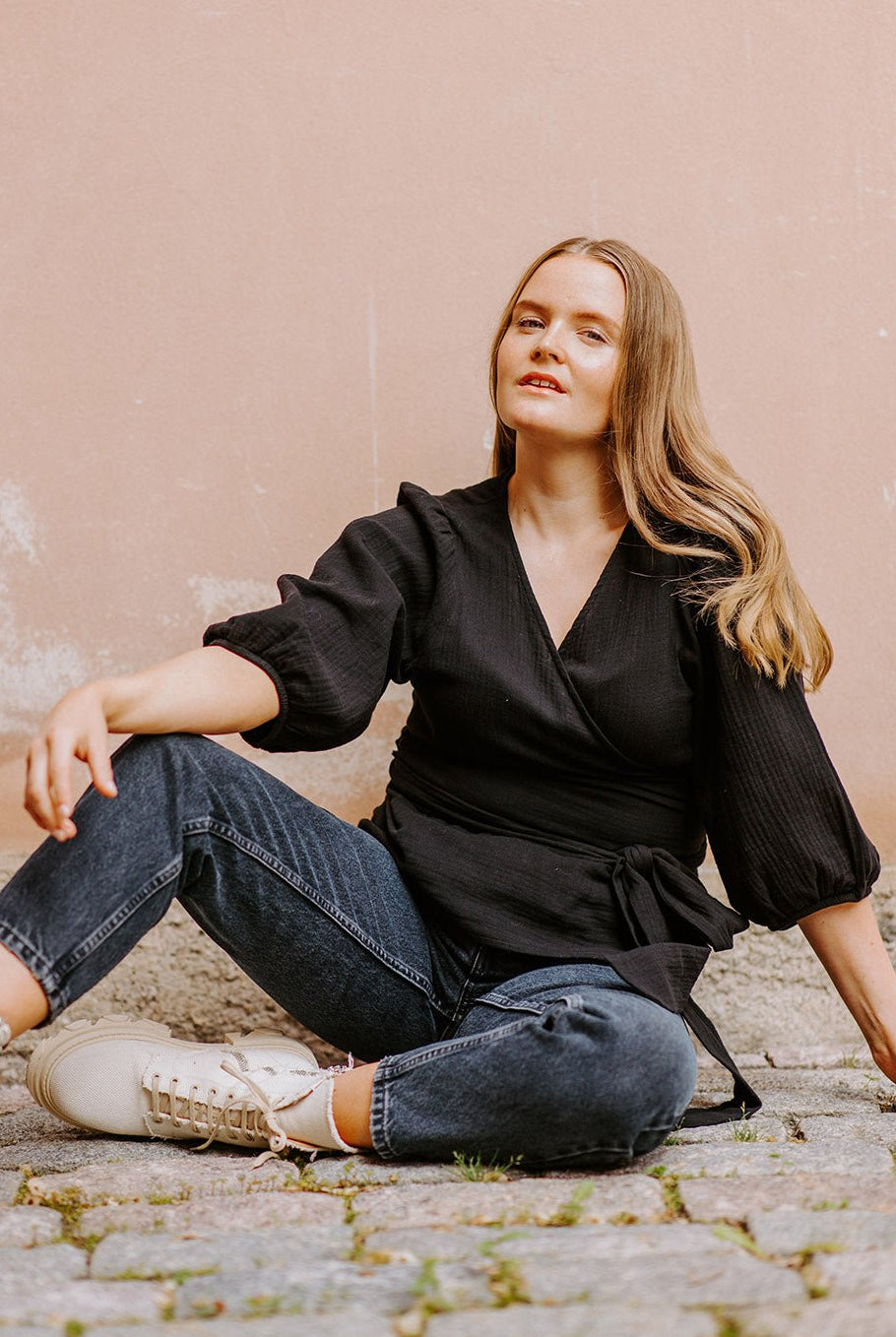 Naisten musta musliininen kietaisupaita | modelheight:166, size:M