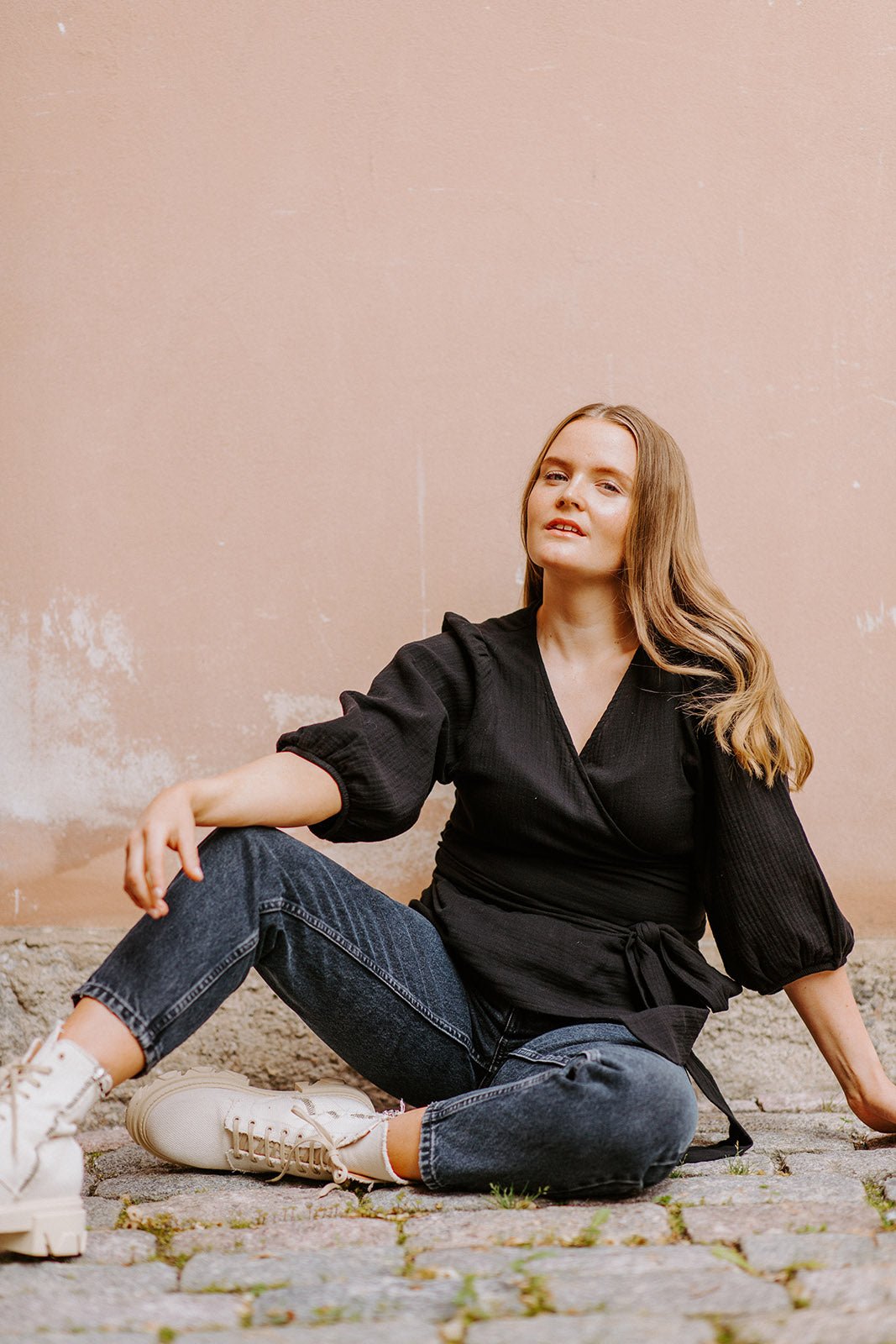 Naisten musta musliininen kietaisupaita