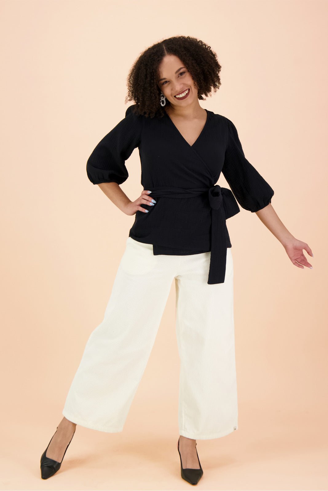 Naisten musta musliininen kietaisupaita