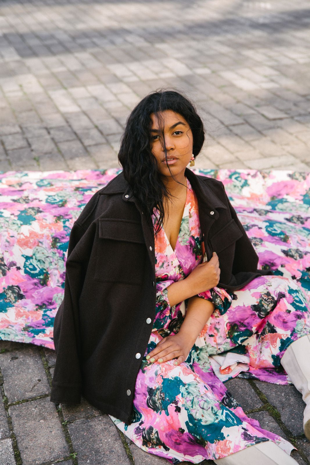 Naisten pinkki viskoosikreppimekko maalatulla kuosilla