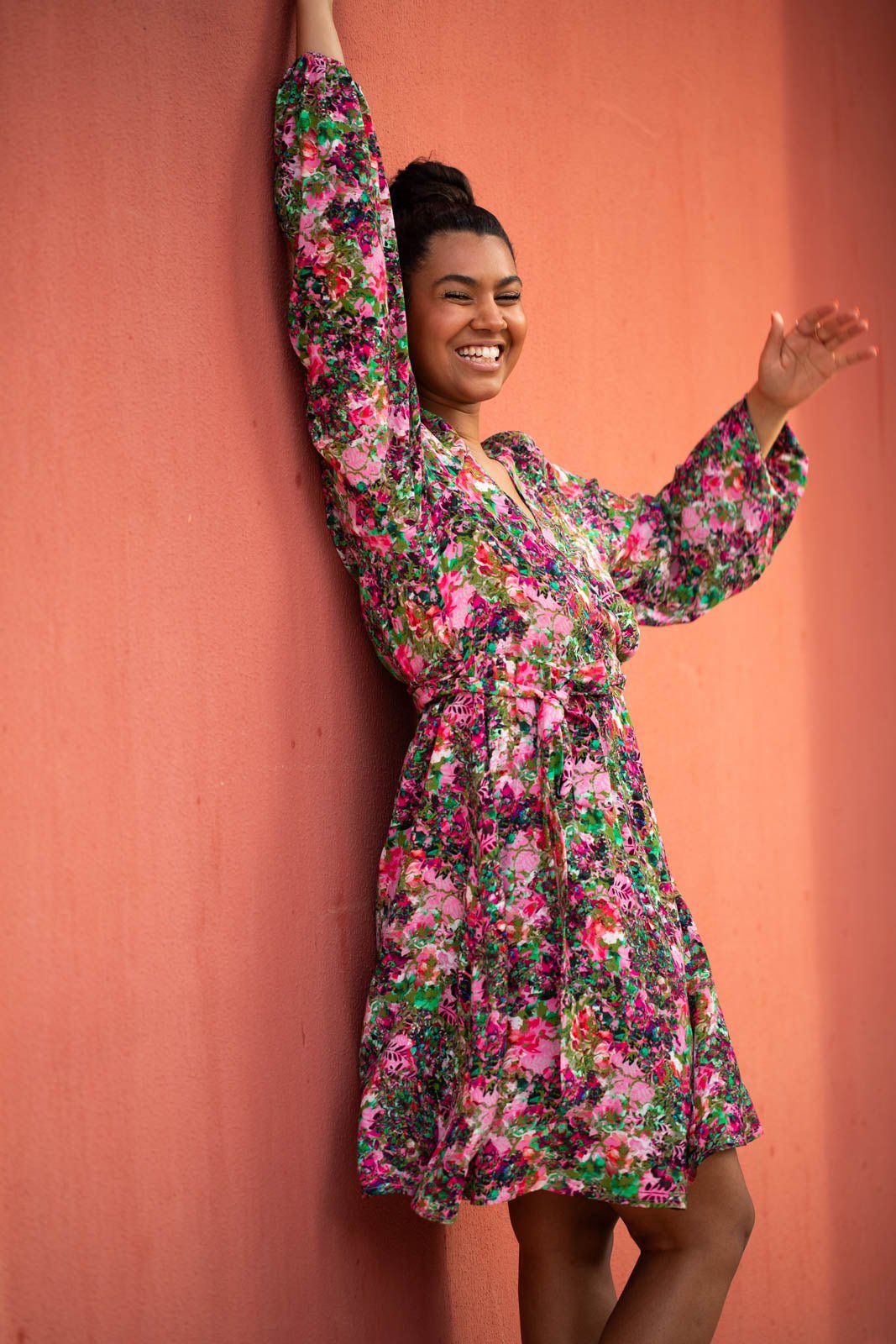 Naisten värikäs viskoosikreppimekko kukkakuviolla