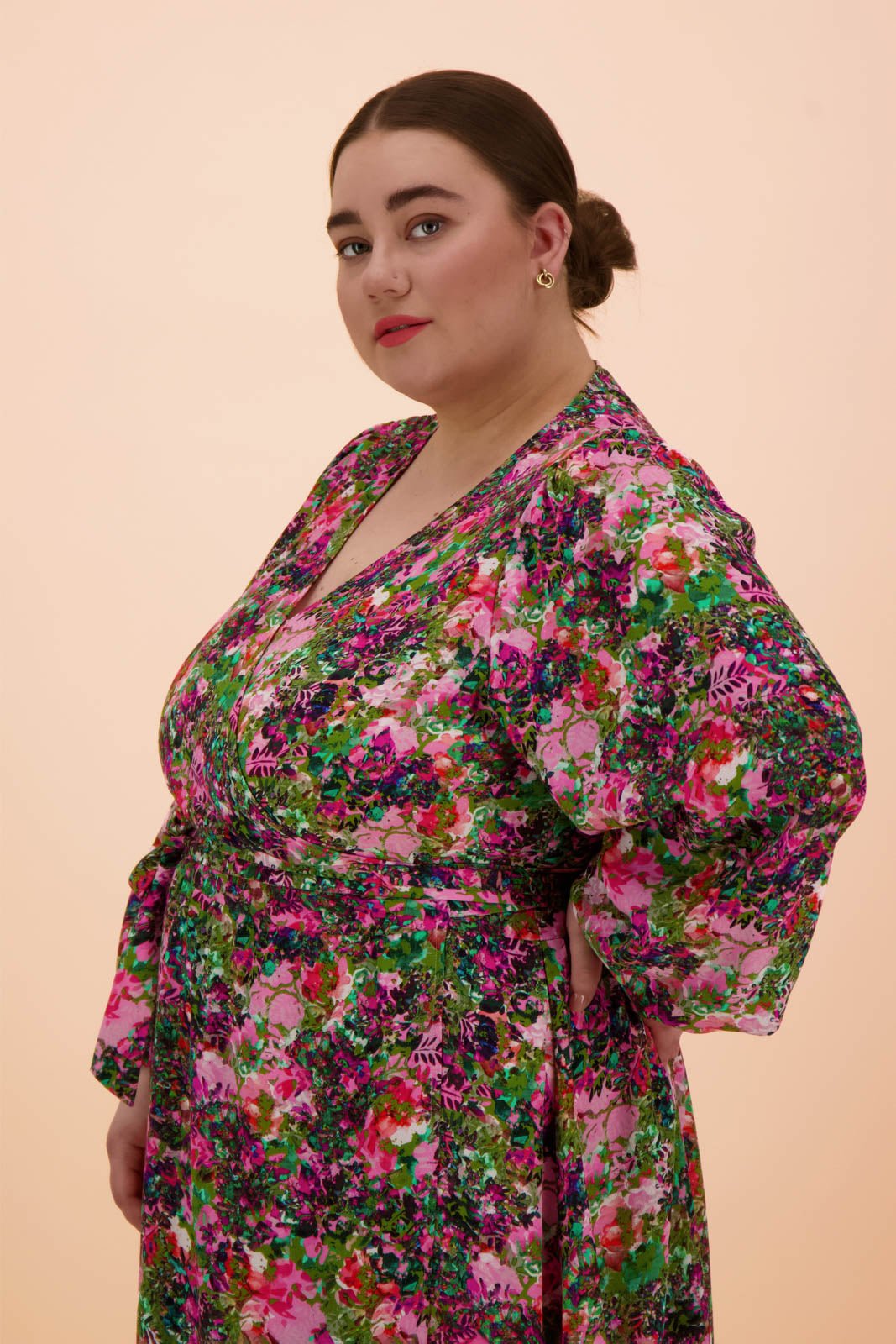 Naisten värikäs viskoosikreppimekko kukkakuviolla