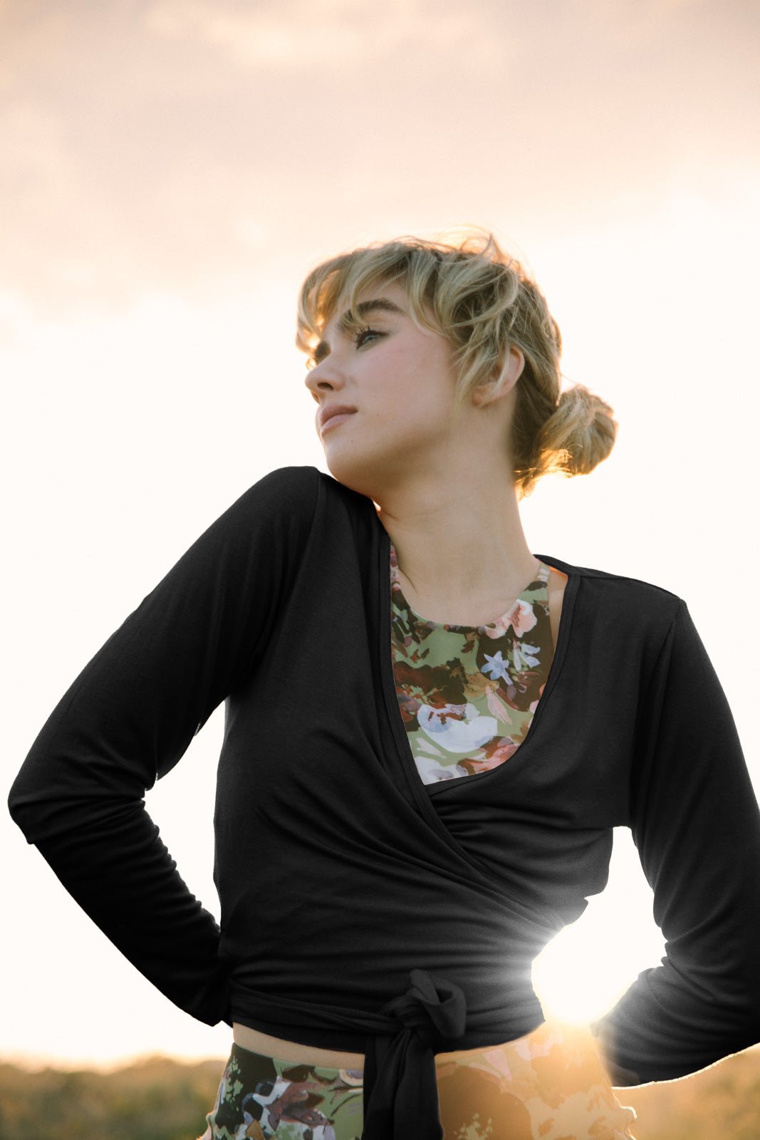 Naisten musta kietaisupaita | modelheight:167, size:XS