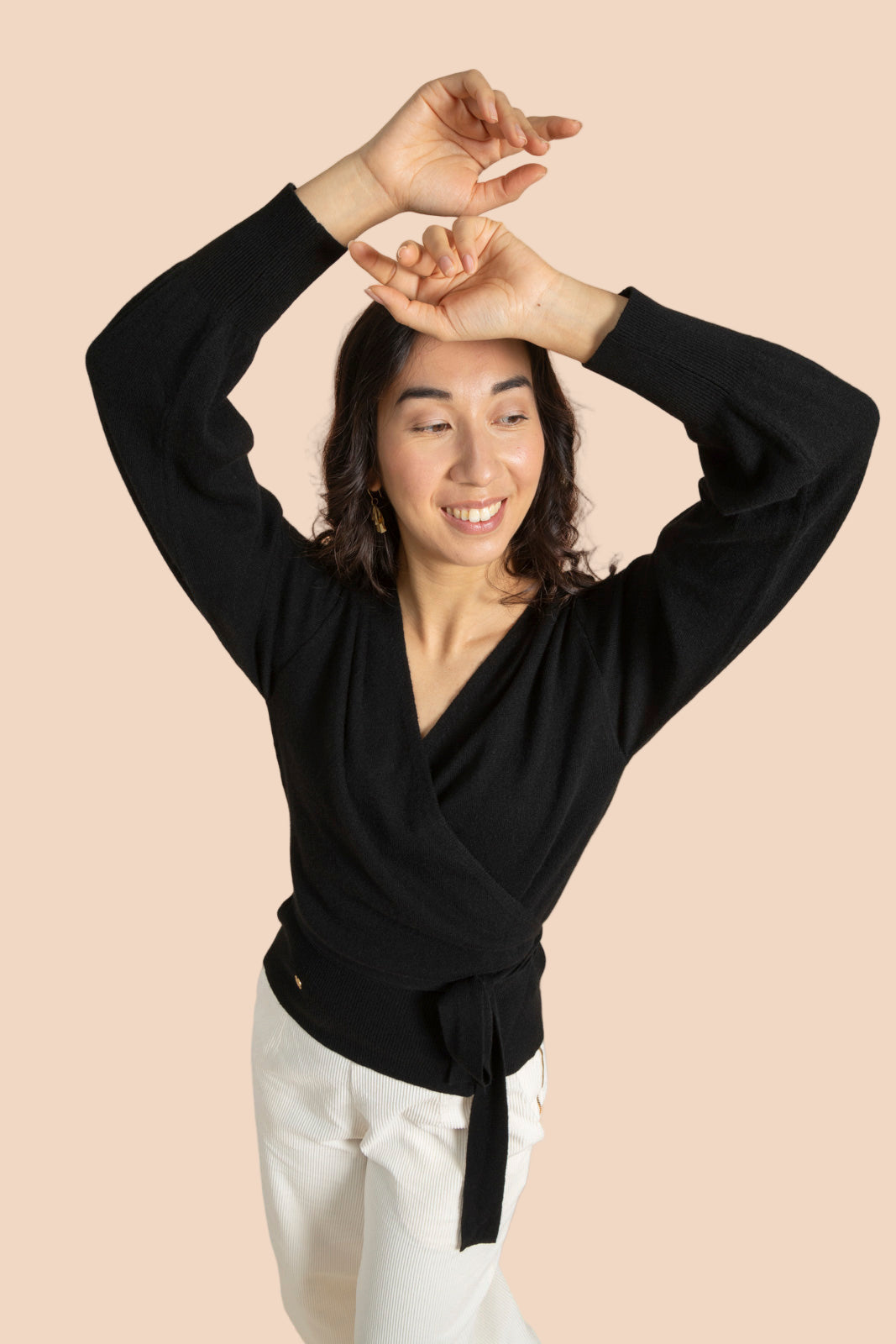 Naisten musta kasmir-villa-kietaisuneuletakki