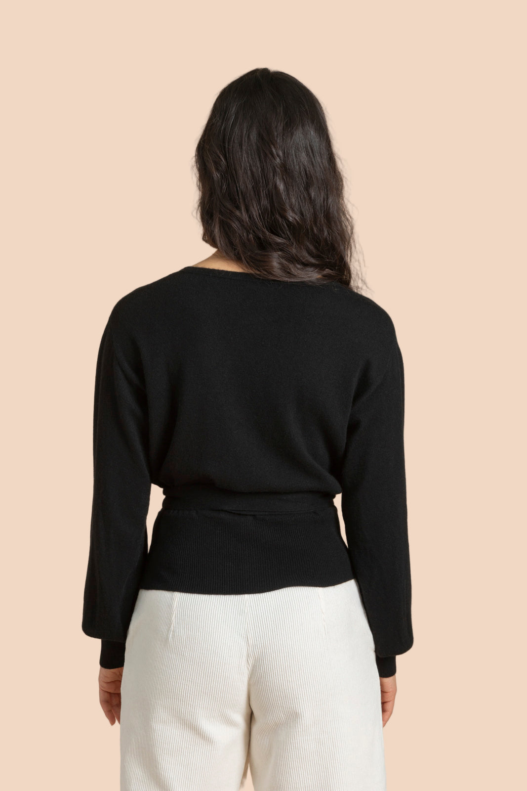 Naisten musta kasmir-villa-kietaisuneuletakki