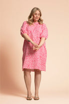 Naisten pinkki musliininen mekko minimalistisella kukkakuosilla | modelheight:168, size:XL