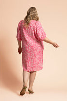 Naisten pinkki musliininen mekko minimalistisella kukkakuosilla | modelheight:168, size:XL