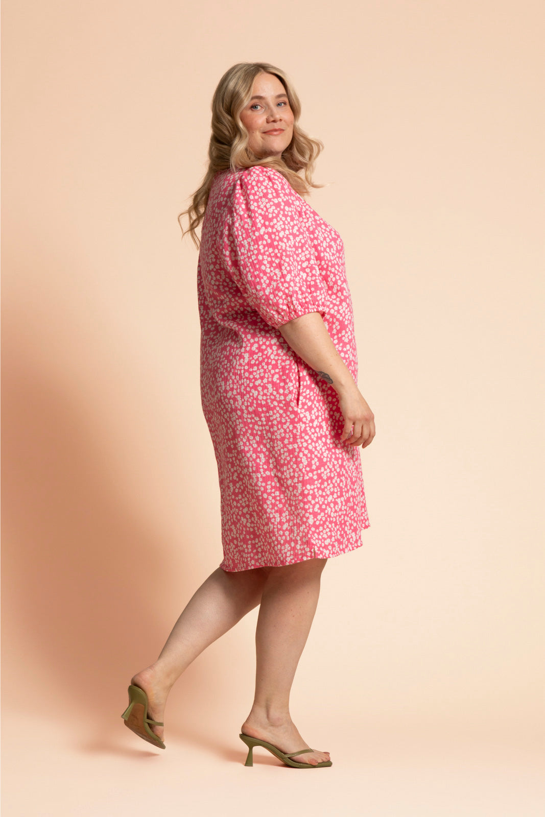 Naisten pinkki musliininen mekko minimalistisella kukkakuosilla | modelheight:168, size:XL