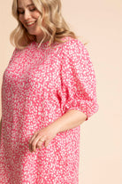 Naisten pinkki musliininen mekko minimalistisella kukkakuosilla | modelheight:168, size:XL