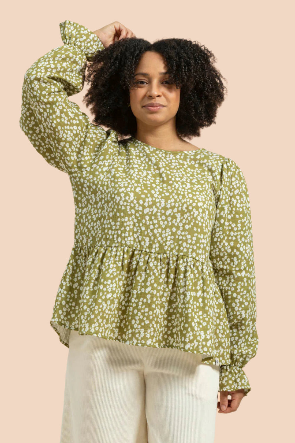 Naisten vihreä musliininen paita minimalistisella kuosilla