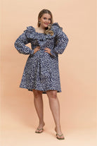 Naisten tummansininen mekko minimalistella kukkakuosilla| modelheight:166, size:M