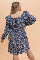 Naisten tummansininen mekko minimalistella kukkakuosilla| modelheight:166, size:M