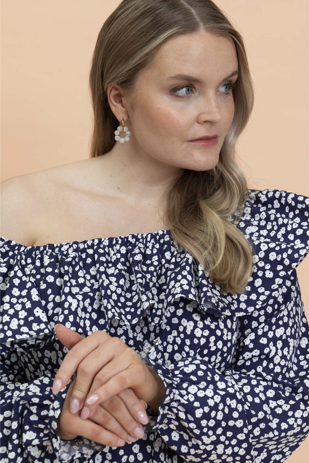 Naisten tummansininen mekko minimalistella kukkakuosilla| modelheight:166, size:M