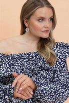 Naisten tummansininen mekko minimalistella kukkakuosilla| modelheight:166, size:M