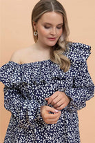 Naisten tummansininen mekko minimalistella kukkakuosilla| modelheight:166, size:M