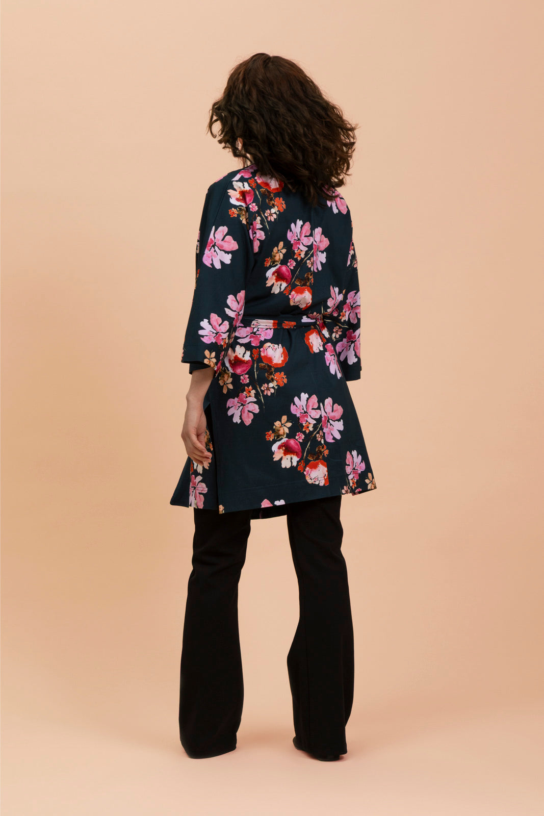 Naisten tummansininen puuvillatakki kukkakuviolla  | modelheight:163, size:XS