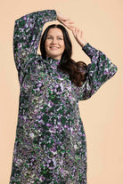 Naisten liilan ja vihreän sävyinen mekko