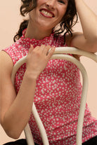 Naisten pinkki ribbi toppi minimalistisella kukkakuosilla | modelheight:163, size:XS