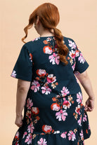 Naisten tummansininen t-paitamekko kukkakuosilla | modelheight:166, size:XL