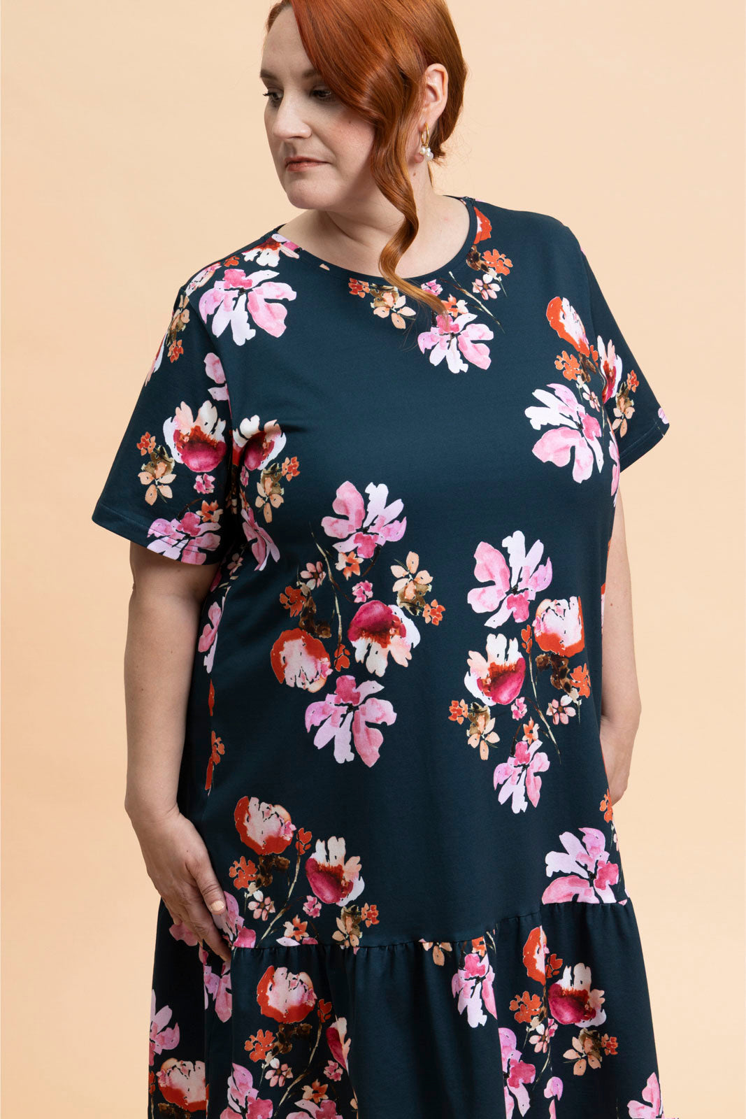 Naisten tummansininen t-paitamekko kukkakuosilla | modelheight:166, size:XL