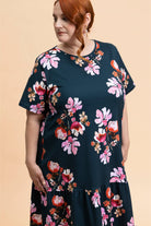 Naisten tummansininen t-paitamekko kukkakuosilla | modelheight:166, size:XL