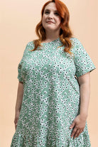 Naisten vihreä t-paitamekko minimalistisella kukkakuosilla | modelheight:166, size:XL