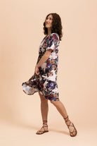 Naisten trikoinen t-paitamekko kukkakuosilla| modelheight:163, size:XS