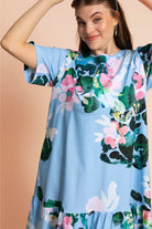 Naisten sininen t-paita mekko kukkakuosilla | modelheight:162, size:M