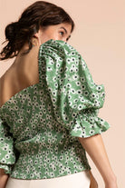 Naisten vihreä puhvihihainen paita minimalistisella kukkakuosilla | modelheight:163, size:XS