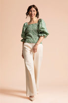 Naisten vihreä puhvihihainen paita minimalistisella kukkakuosilla | modelheight:163, size:XS