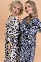 Naisten tummansininen mekko minimalistella kukkakuosilla| modelheight:166, size:M