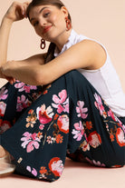 Naisten tummansiniset trikooculottes-housut kukkakuviolla | modelheight:162, size:M