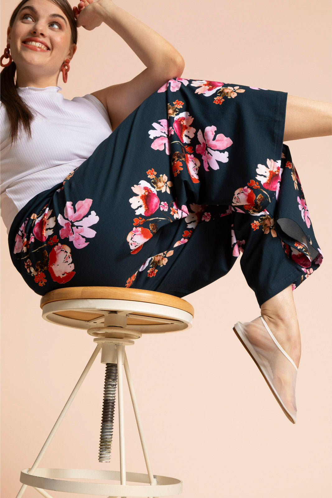 Naisten tummansiniset trikooculottes-housut kukkakuviolla | modelheight:162, size:M