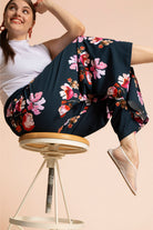 Naisten tummansiniset trikooculottes-housut kukkakuviolla | modelheight:162, size:M