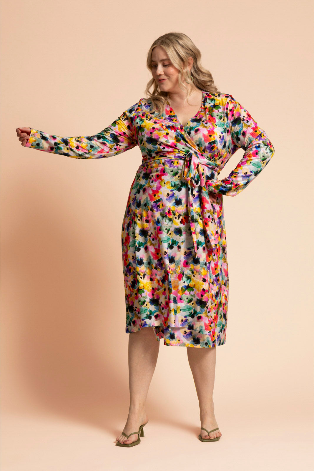 Naisten värikäs kietaisumekko | modelheight:168, size:XL