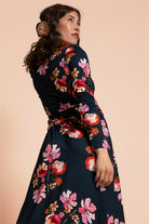 Naisten tummansininen kietasumekko kukkakuosilla | modelheight:163, size:XS