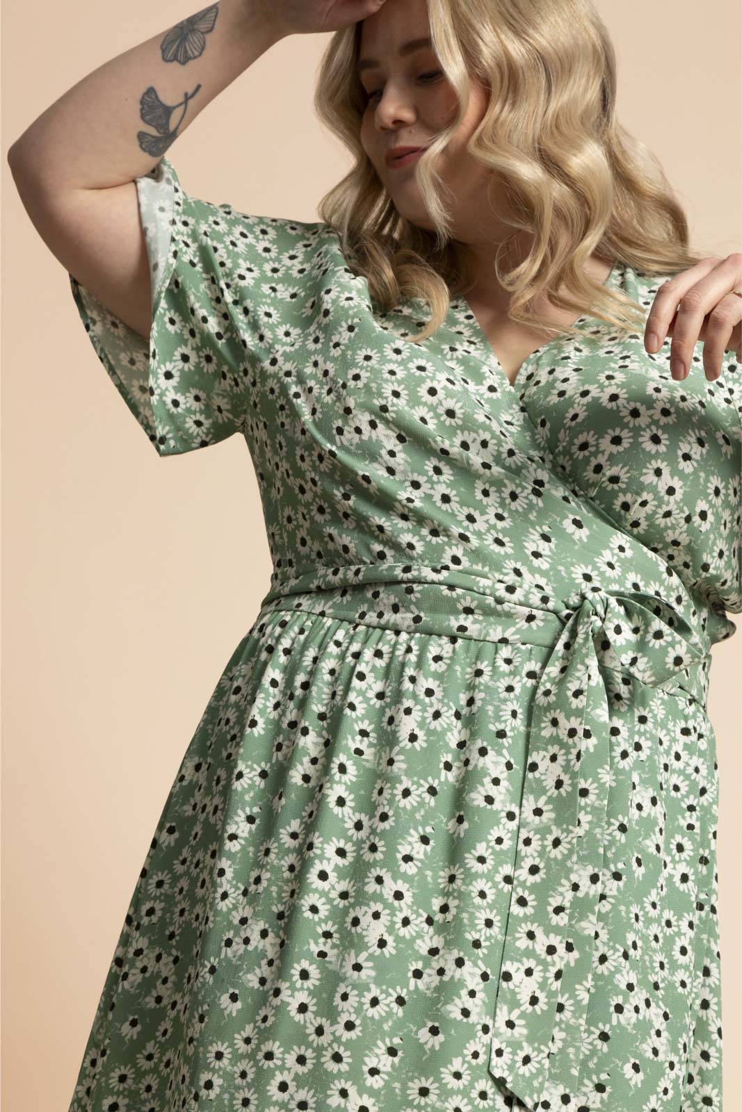 Naisten vihreä juhlamekko minimalistisella kukkakuosilla| modelheight:168, size:XL