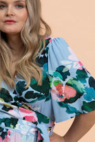 Naisten sininen juhlamekko kukkakuosilla| modelheight:166, size:M