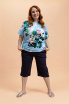 Naisten kukikas t-paita sinisellä pohjalla | modelheight:166, size:XL