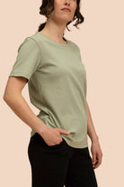 Naisten vihreä t-paita | modelheight:163, size:XS