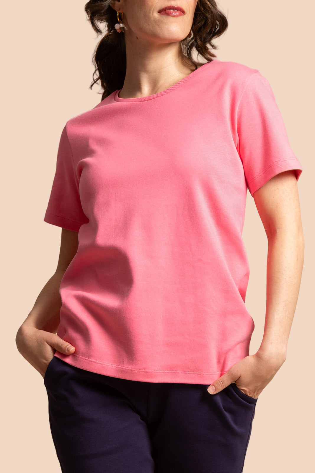 Naisten pinkki puuvillainen t-paita