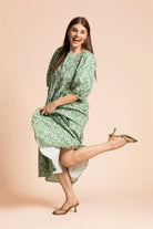 Naisten midi-mittainen kukallinen mekko vihreällä pohjalla | modelheight:162, size:M